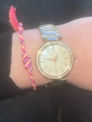 Ivy N Rox Klocka - Jätte fin Ivy N Rox klocka i guldfärg. Den är nästintill oanvänd och i fint skick. Den är gjord i Stainless steel. (Batteriet behöver bytas!)