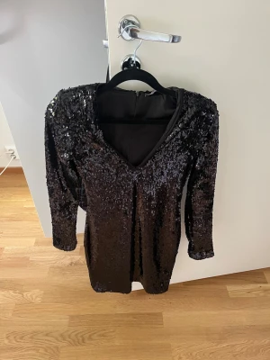 Svart paljettklänning med v-ringning - Säljer denna klänningen från Bershka, använd endast 2 gånger. ❤️