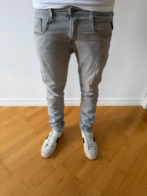Replay Anbass jeans - Säljer ett par feta replay anbass jeans i storlek W29. Modellen är ca 180cm. Skrov vid funderingar!