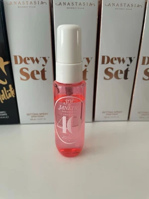 Sol de Janeiro Cheirosa 40  - Fräsch och söt doft från Sol de Janeiro i en liten rosa sprayflaska med vit kork. Flaskan är genomskinlig och har en modern, enkel design. Perfekt att ha med i väskan för en snabb uppfräschning när du är på språng.
