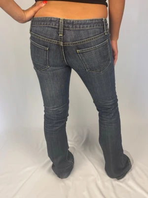 Lågmidjade Jeans - Lågmidjade Jeans | Size: 28 | Jättefint skick, inga defekter | Modellen på bilderna är 168cm lång och väger 60kg | Mått: Ytterbenslängd: 105cm. Midjebredd: 38,5cm. Lårbredd: 27cm. Fotöppning: 23cm. Kontakta mig vid fler frågor eller funderingar!