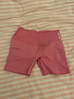 Dfyne shorts  - Träningsshorts ifrån dfyne i storlek S. Endast använda en gång därav bra skick. Super sköna och snygga. 💖