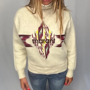 Isabel Marant kofta - Quarterzip kofta från Isabel Marant | Size: 38, passar xs-medium beroende på hur man vill stt den ska sitta | Jättefint skick, inga defekter | Modellen på bilderna är 168cm lång och väger 60kg | Kontakta mig vid fler frågor eller funderingar!