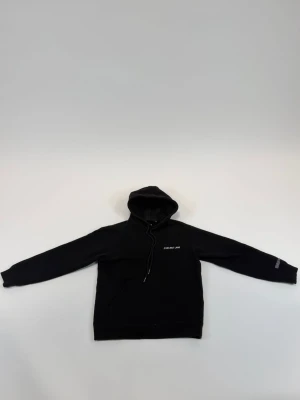 Helmut Lang Hoodie - Storlek S. Skick 4/5. Stilren o schysst hoodie. Nypris 5000, vårat pris 1500. Hör av dig vid minsta lilla fundering!