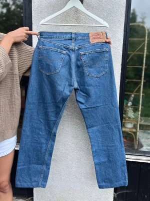 Levi's 501 raka blå jeans - De enda jeansen du behöver! Klassiska blå 501  Levi's jeans med rak passform.  Sitter en aningen stort på mig, annars skulle jag bergis ha behållit dom för dom är så snygga ❤️‍🔥❤️😓 passar mig längdmässigt, jag är 1,70