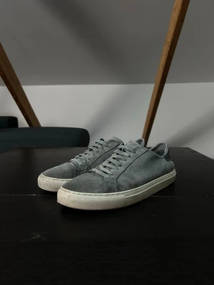 Axel Arigato Clean 90 - Axel Arigato Clean 90 Suade Sneaker I storlek 43 Skorna har tecken pa användning, se bilder