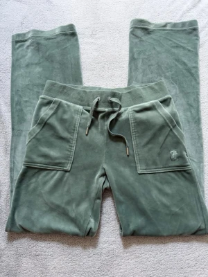 Gröna mjukisbyxor från Juicy Couture - Snygga gröna mjukisbyxor från Juicy Couture. Har använt max 4 gånger