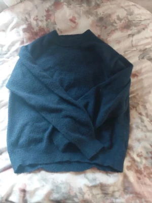 Blå stickad tröja  - En marinblå stickad tröja ifrån gina💕 den har ett märke efter hårband på ryggen ixh den är prickig (vet inte vad det heter)