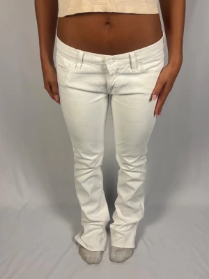 Lågmidjade bootcut jeans - Superfina lågmidjade bootcut jeans från 7 for all mankind | Storlek 29 | Jättefint skick! | Jag är 168cm lång och väger 60kg | Mått: Ytterbenslängd: 112cm. Midjebredd: 43cm. Lårbredd: 26cm. Fotöppning: 23cm. Kontakta mig vid fler frågor eller funderingar!💗