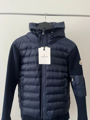 Moncler Cardigan - Helt ny cardigan säljer på grund av att den inte passar mig den är oanvänd och det är storlek M men passar även S.  Priset går att diskutera vid snabb affär❗️