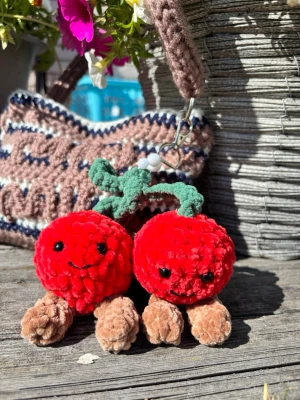 Bagcharm körsbär 🍒  - Virkad av mig 🌸