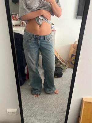 Baggy lågmidjade ljusblå jeans med raka ben - Super snygga lågmidjade baggy jeans från Zara. Lite slitna nere vid fötterna men annars i super skick!