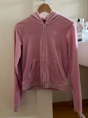 Juicy couture set - Mjuk rosa hoodie i velour med dragkedja framtill och fickor. Har huva och långa ärmar. Perfekt för en chill och avslappnad stil. Liten broderad detalj på bröstet. Till den säljer jag även byxorna som tillhör setet!