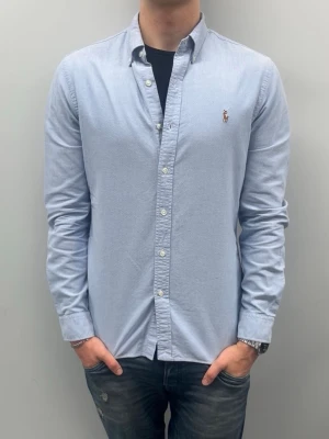 Ralph lauren skjorta | Slimfit - Fint skick utan några defekter | modellen är 185 cm lång och väger ca 75 kg | storlek M, Slimfit. Fraktar oftast samma dag🚚📦