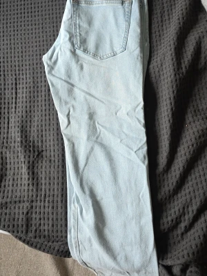 Ljusblå raka jeans från hm - Säljer ett par ljusblå jeans med rak passform och klassisk femficksdesign. Jeansen har normal midja och är tillverkade i denim. Perfekta för en avslappnad och trendig stil. W30 L30