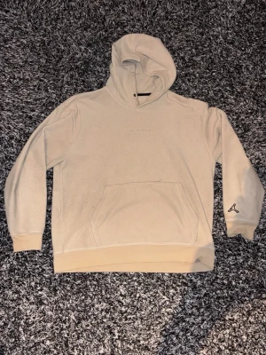 Air Jordan - Säljer en beige hoodie från Air Jordan i mjukt fleece-material. Hoodien har broderad Air Jordan-text på bröstet, stor känguruficka framtill och en liten Jumpman-logga på ärmen. Pris går att diskutera 