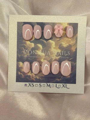 SweetBby (XS);ExtraShortOval - Snygga handgjorda press-on naglar i ljusrosa med en söt 3D-rosett på en nagel. Extra kort och ovala, glansiga, perfekta för att lyfta din look. Kommer i XS: 14 mm, 11 mm, 11,5 mm, 10 mm, 8 mm,och har en modern, stilren design.