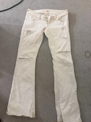 Vita låg midjas jeans med slitningar  - Jätte fina jeans från Gina tricot, det är lite bruna fläckar upptill på jeansen men går bort med några tvättar, säljer för dem är för små för mig 