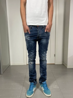 Handpicked Jeans  - Säljer nu dessa handpicked Jeans med snygga slitningar o färgstänk i populär design, storlek 28 med mått ca 35,5-36 cm o 103 cm. Skriv för fler bilder/frågor🙌🏼
