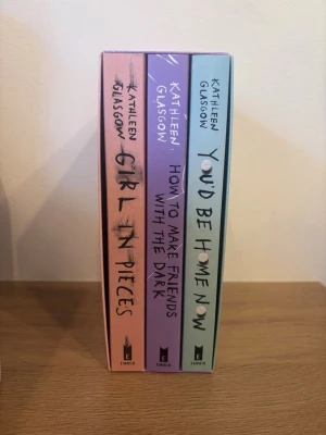 Kathleen Glasgow trilogi box - Säljer en box med tre böcker av Kathleen Glasgow: 'Girl in Pieces', 'How to Make Friends with the Dark' och 'You'd Be Home Now'. Köpt på amazon