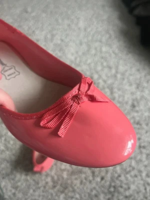 Rosa ballerinaskor med rosett - Jätte fina ballerinaskor,säljer då dem inte passar i storleken längre☺️