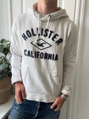 Hollister hoodie  - Hollister hoodie, Inga defekter! Modellen i bilderna är 180 cm 75 kg och bär Storlek M , Kom med frågor! 🌟 (Kan gå ned i pris vid köp av paket 😉) 