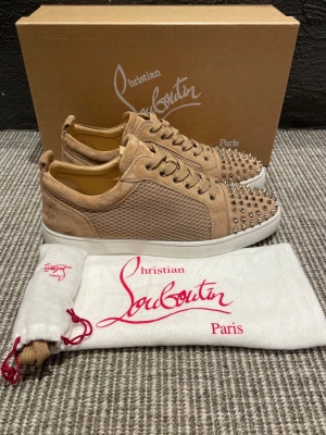 Christian Louboutin skor  - Hej, säljer nu dessa svin snygga Christian Louboutin skor. Skorna är i grymt skick!  Begränsat antal boxar och dustbag. Hör av dig vid frågor.