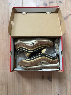 Nike Air Max 97 barcode - Säljer ett par Nike air Max 97 i storlek 43. Använda men i okej skick, ings andra konstigheter. Tveka inte på att höra av dig vid frågor! 