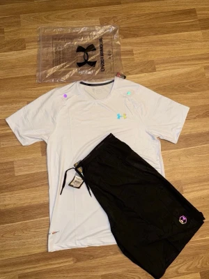Under armour  passar L/xl slimfit - xxl passar L/XL slimfit helt ny med tags