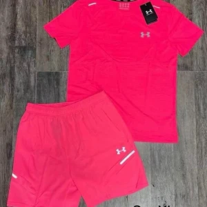 Under Armour Rosa träningsset från - Snyggt rosa träningsset från Under Armour med t-shirt och shorts. Båda plaggen har logga framtill och reflekterande detaljer. Perfekt för gymmet eller löprundan. Materialet är lätt och andas, vilket gör det bekvämt under träning.