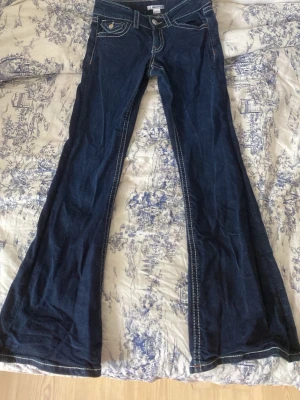 Mörkblå jeans från Gina Tricot - Snygga mörkblå bootcut jeans från Gina. Råka tvätta i för hög grad så de blev för små för mig. Skulle säga att byxorna är i storlek 152. Använd 4-5 gånger