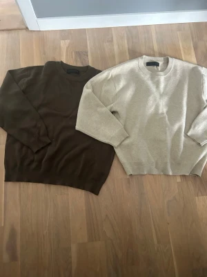 Två stickade tröjor från ZARA - Säljer två stickade tröjor från ZARA, en i mörkgrön och en i ljusbeige. Båda har rund halsringning, långa ärmar och ribbade muddar. Perfekta för lager på lager och passar till det mesta i garderoben. Bara skriv om ni har frågor 