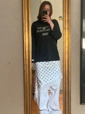 Svart långärmad t-shirt Acne Studios - Säljer min älskade long sleeve från acne som är inköpt på deras butik på NK i Stockholm för 3500kr. Den är i bra skick förutom lite fläckar som syns på bilderna, dock är de väldigt diskreta och inget som syns när man har den på sig och jag tror att man enkelt kan få bort dem 😚 Har digitalt kvitto som kan skickas!