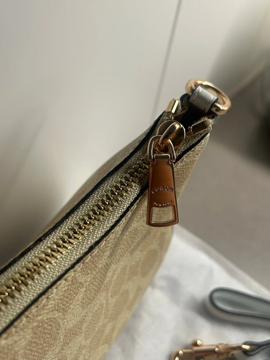 Coach Teri Shoulder bag Signature Canvas (Sand) - 4