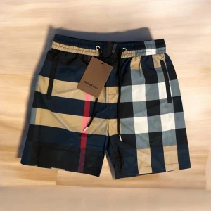 Burberry shorts/badshorts - Säljer dessa riktigt fina oanvända shorts/ badshorts i storlek M! Passar M och S! Perfekta nu i sommar! ⛱️ Hör av er ifall ni har några frågor eller vill ha fler bilder!  ⭐️