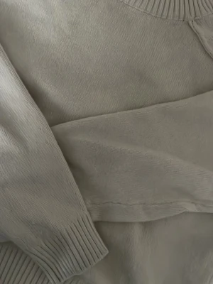 Beige polotröja - Snygg beige stickad polo tröja. Bekväm och i storlek S. Snygg och lätt att styla. Inga defekter.
