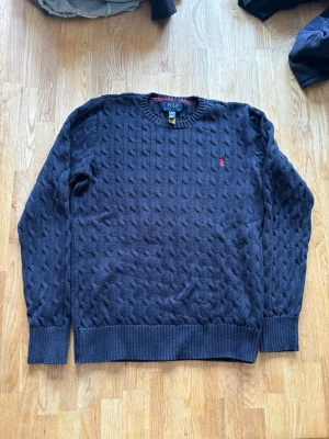 Cabel knit Ralphlauren - Sparsamt andvänd och i ett väldigt bra skick. Sitter som en XS.