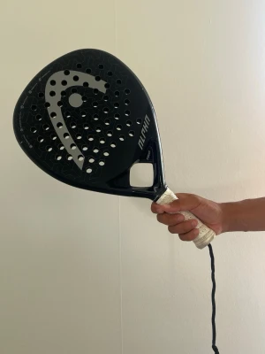 Svart padelracket från Head - Säljer padelrack helt okej skick, liten skada på toppen men påverkar ej