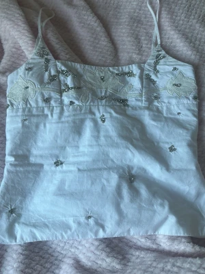 Zara topp  - Topp från Zara! Helt unik och finns ingenstans att få tag på! Strass & fina broderade blom detaljer. Inga defekter alls, min favorit topp ❤️passar Xs-s