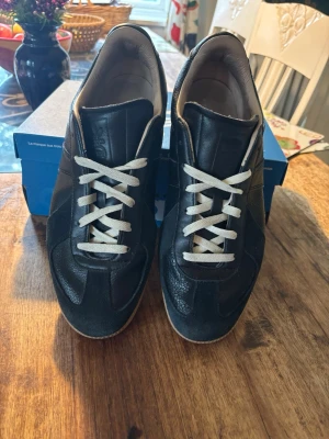ADIDAS Bw Army gats svarta 45 1/3 - Säljer mina adidas gats då dem inte passar, skicket är bra, storlek 45 1/3, går ej att få tag i nya,  kan skickas eller mötas i sthlm