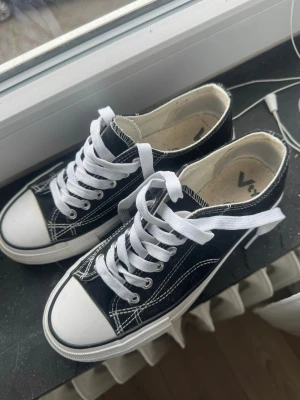 Svarta sneakers med hög sula - Svarta basic sneakers från Vty. Använda fåtal gånger och är i storlek 38. 