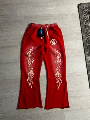 Hellstar flared joggers - Säljer ett par hellstar joggers som har den perfekta passformen! En riktig statment piece om man vill sticka ut medans man har på sig en rätt Basic outfit!