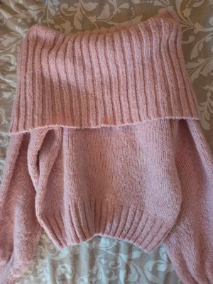 Off shoulder tröja - Superfin off shoulder tröja från Gina Tricot som tyvärr inte kommer till användning längre. Perfekt till en sommarkväll! Pris kan diskuteras🤍