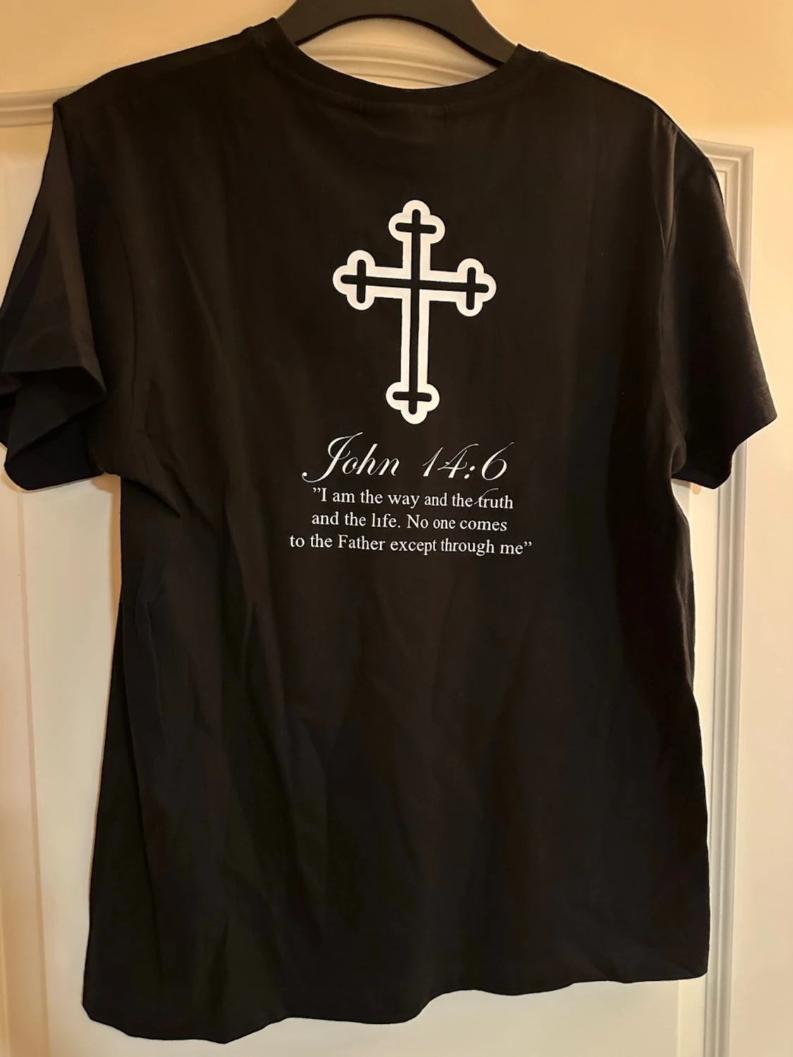 Svart t-shirt med kors och citat