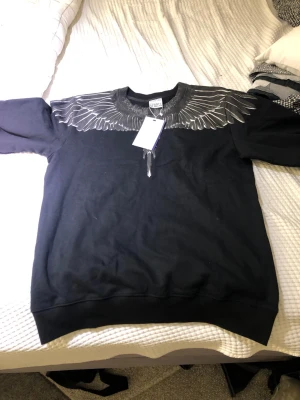 Marcelo burlon tröja sweater svart mönster  - Hej! Säljer en Marcelo burlon tröja. Jätte fin men passar tyvärr ej mig så måste passa vidare den. Vid frågor hör av er 
