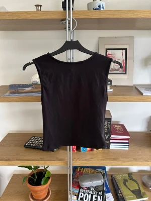 boatneck topp - så fin basic topp med båtkrage, från HM divided storlek S