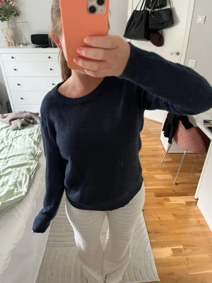Mörkblå stickad tröja - Mysig mörkblå stickad tröja från Vila. Endast använd en gång 🩷