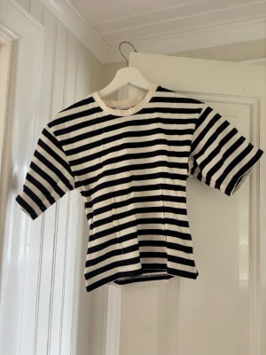 Randig t-shirt från Carin Wester - Randig figursydd t-shirt från Carin Wester, storlek xs