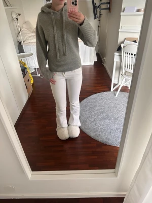 Stickad hoodie - Mysig stickad grå hoodie med huva och snörning. Väldigt snygg! Från Zara 