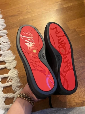 Svarta Louboutin sneakers - Snygga svarta Christian Louboutin TOP KVALITÉ  🤝📈
